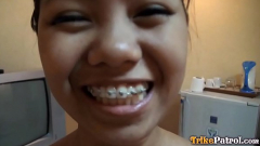 หนังโป๊ หนัง x สาววัยรุ่นไทยตัวเล็กๆ ติดเหล็กดัดฟันก่อนนั่งอมท่อนเอ็นเล่นเสียว