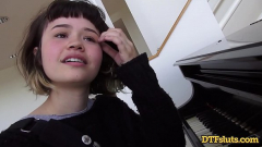 หนังโป๊ฝรั่ง สาวน้อยเจอครูหนุ่มสอนเปียโนจับระบายความหื่น ให้เธอได้ลิ้มลองควย